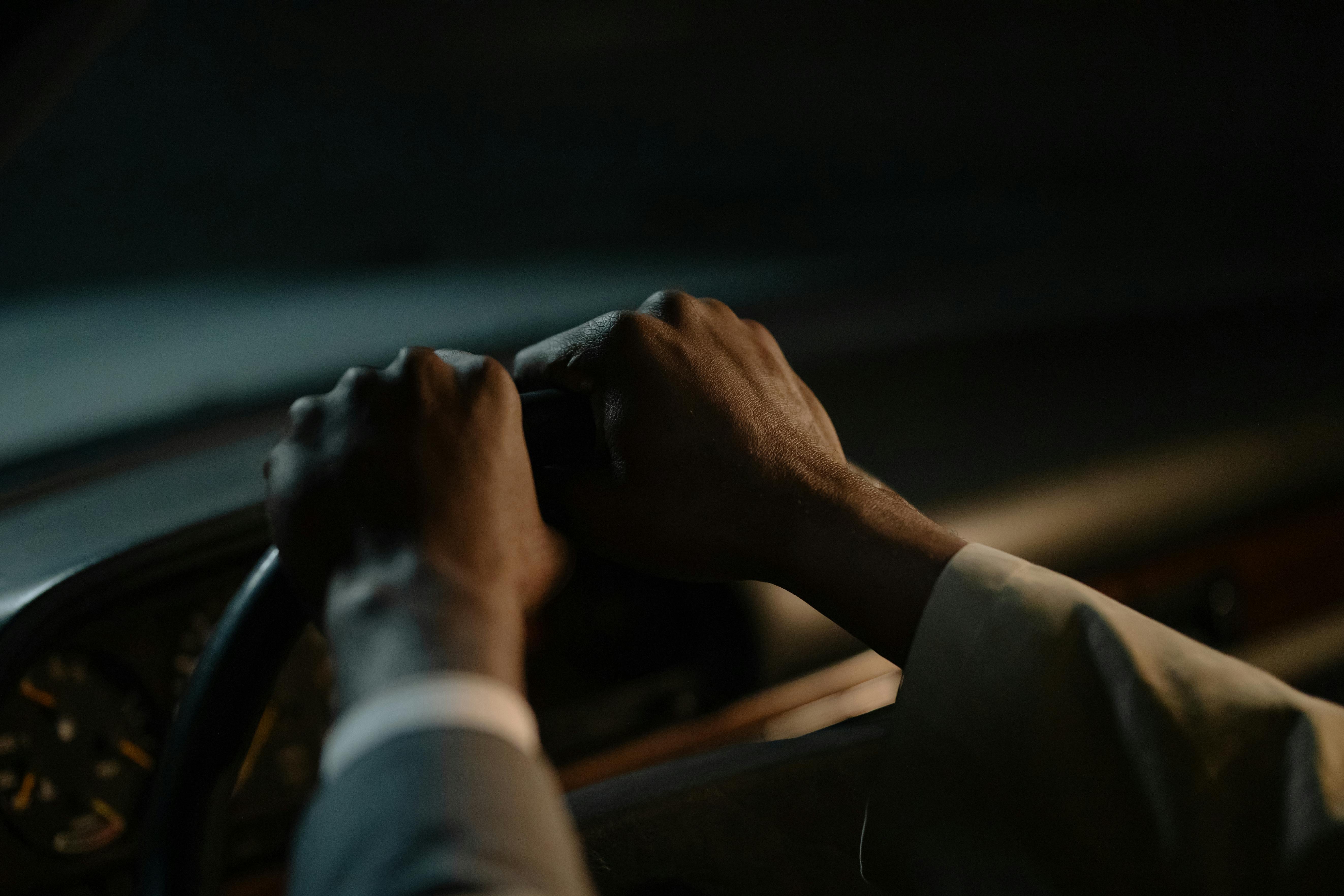 Руки водителя на руле автомобиля